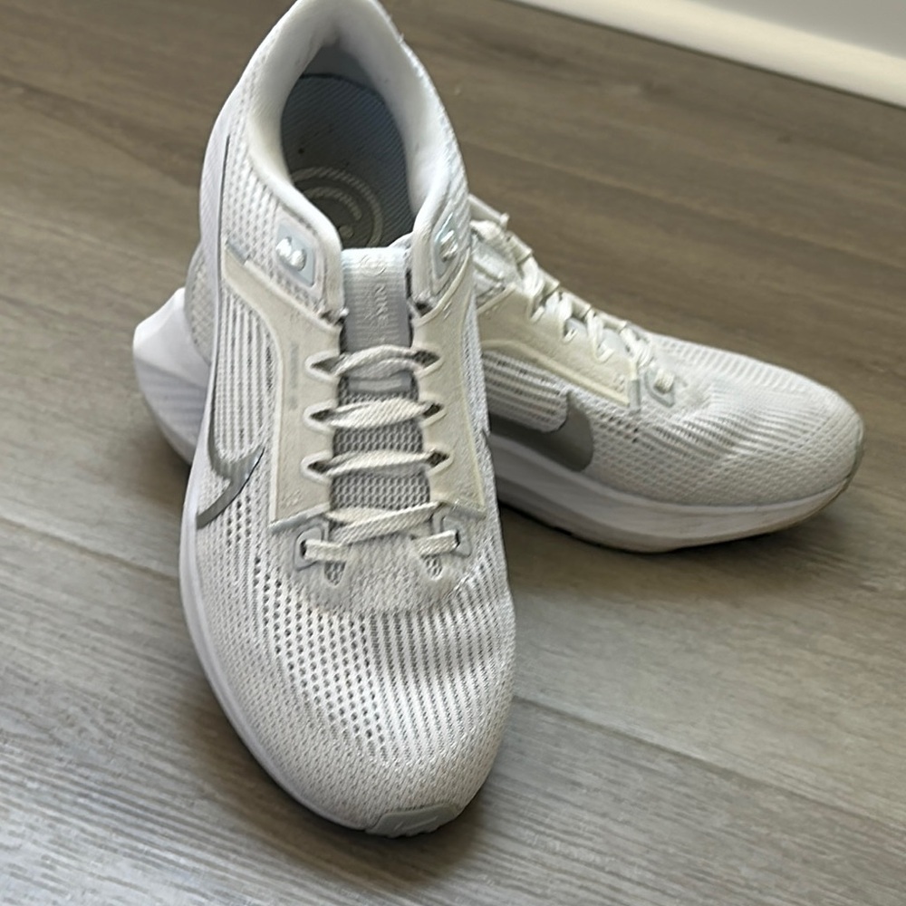 Nike Pegasus 40 White Athletic Sneakers size 5.5 women’s - Picture 2 of 12